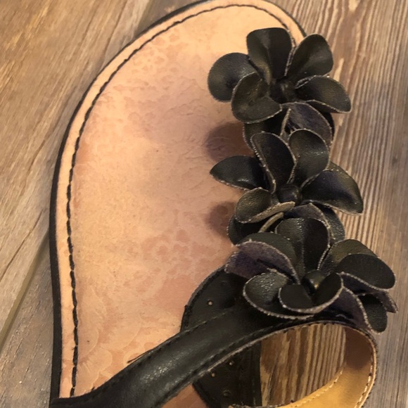 Used.  Sandals w/ adjustable buckle. - Picture 6 of 14